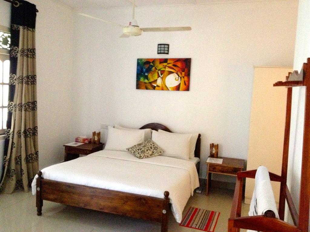 Fire Dragon Hideaway Hotel Негомбо Стая снимка