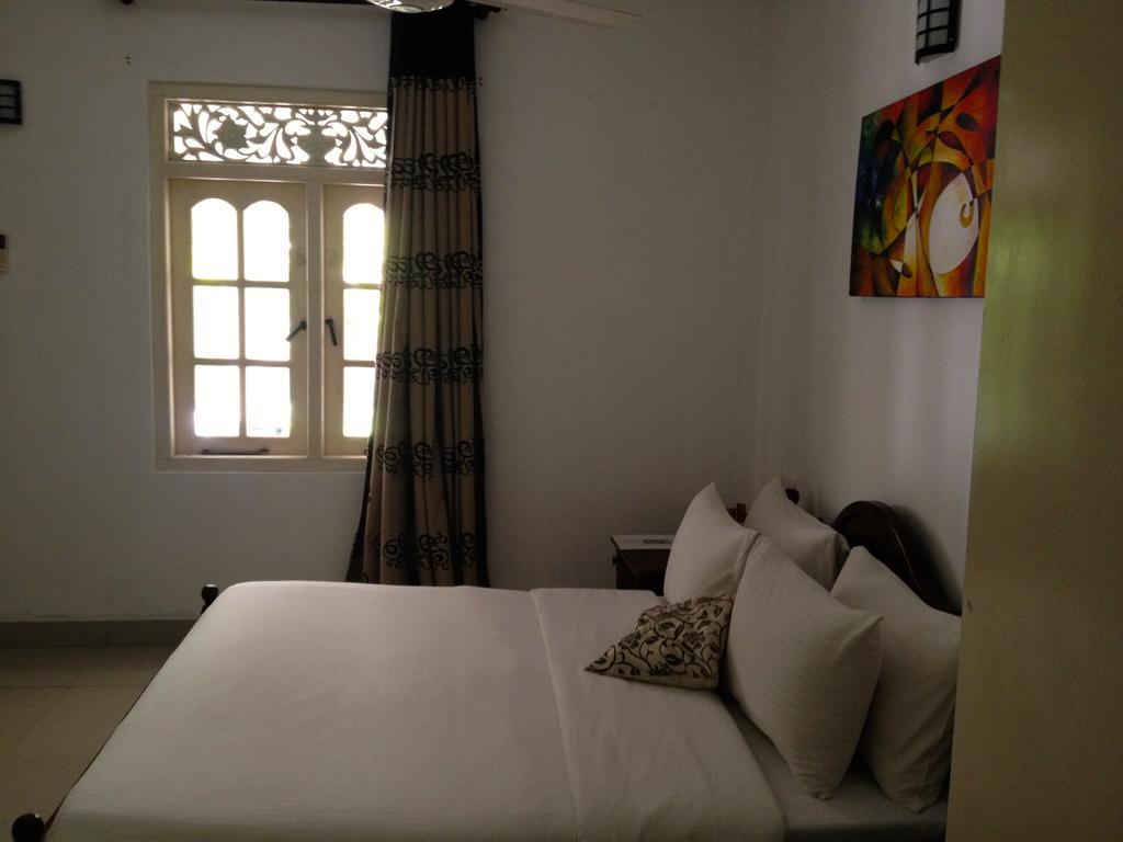 Fire Dragon Hideaway Hotel Негомбо Стая снимка