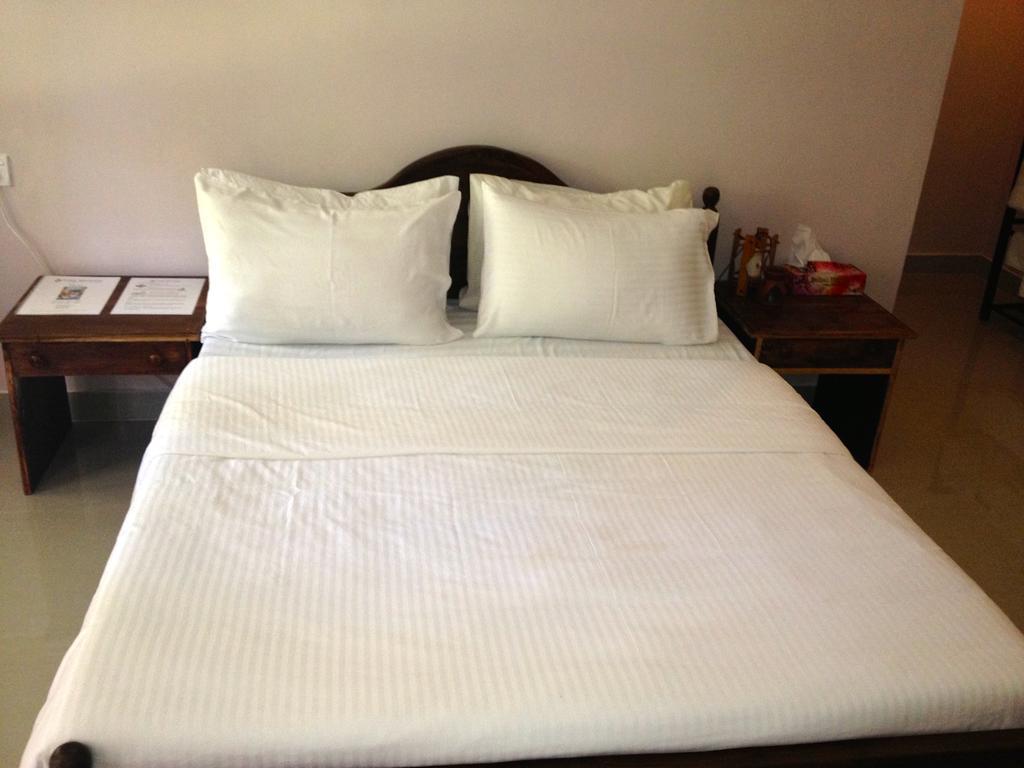 Fire Dragon Hideaway Hotel Негомбо Стая снимка