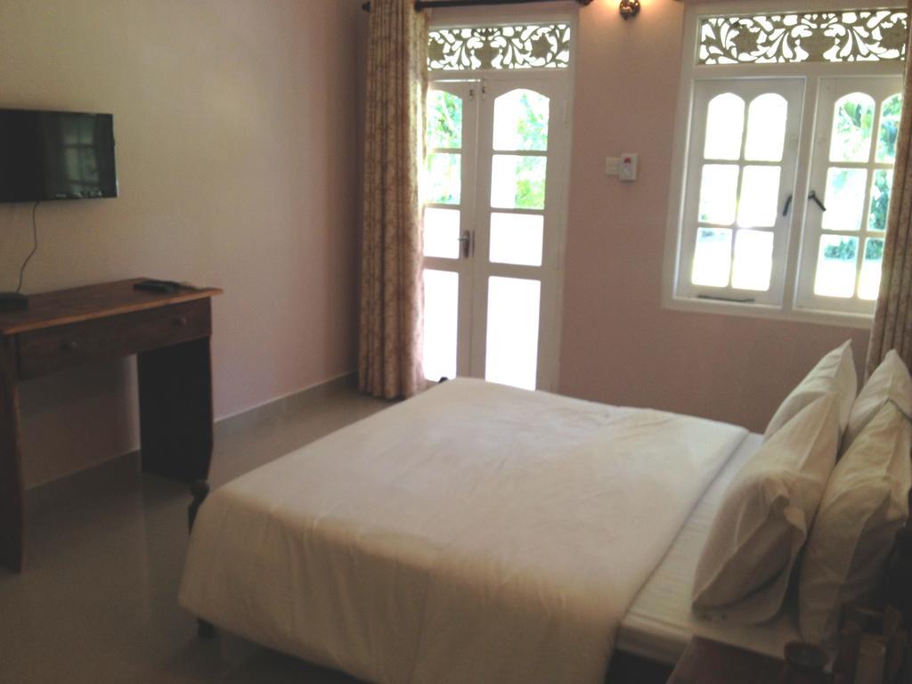 Fire Dragon Hideaway Hotel Негомбо Стая снимка